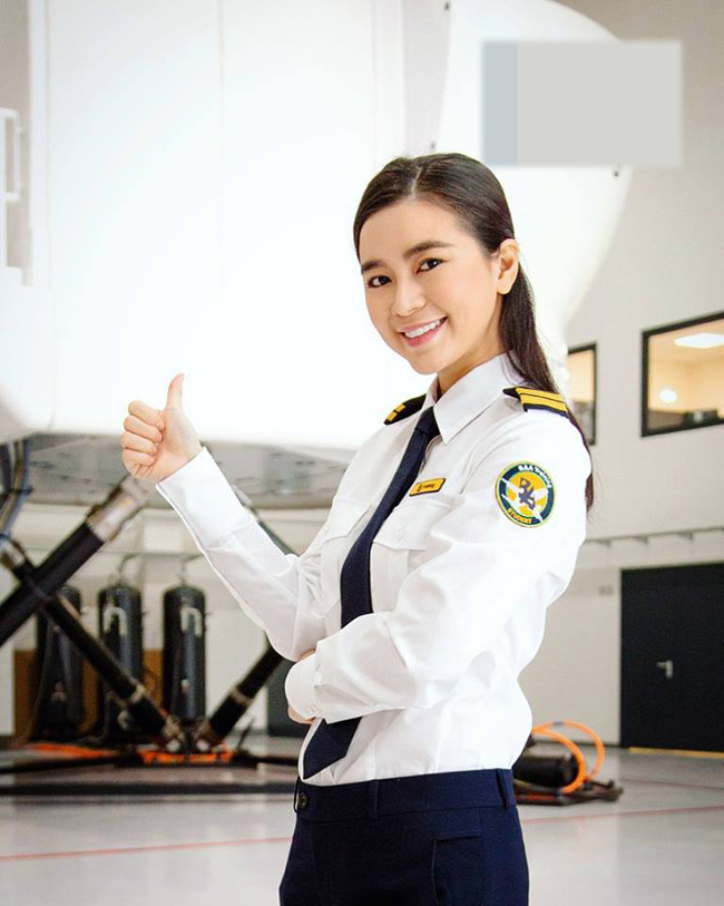 Nhân vật đang được nhắc tới là Diệu Thúy- nữ diễn viên Việt đầu tiên làm phi công ở nước ngoài từ trước năm 2018. Cô mới gia nhập hãng hàng không mới của Việt Nam khoảng 1 năm trước và trở thành một trong những nữ phi công đầu tiên của hãng này.
