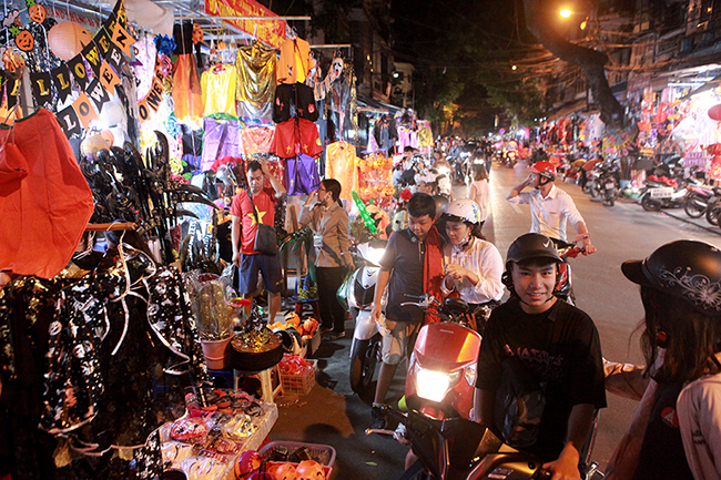 Halloween là lễ hội hóa trang diễn ra vào ngày 31/10 hằng năm. Halloween 2019 rơi vào thứ Năm, thời điểm này, rất đông người dân đến phố Hàng Mã (Hoàn Kiếm, Hà Nội) để vui chơi, mua sắm. Người dân thường gọi con phố này dịp Halloween là phố “âm phủ”.