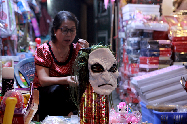 Những chiếc mặt nạ đáng sợ là món đồ không thể thiếu trong dịp Halloween