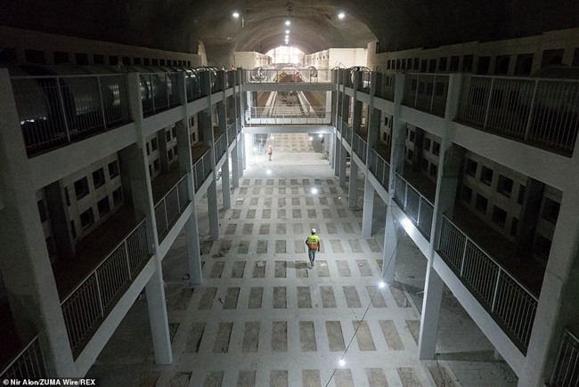 Mọi người sẽ đi bằng thang máy xuống nơi chôn cất người chết ở trong các đường hầm ở độ sâu tới 50m.