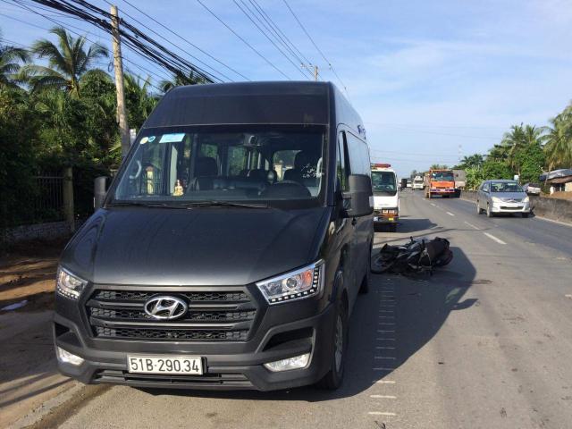 Tin tức trong ngày - Tông vào xe ô tô dừng bên đường, cha và con gái 9 tuổi chết thảm