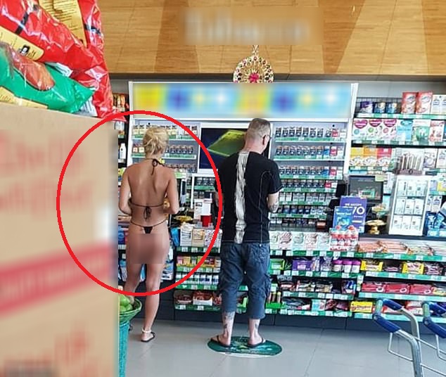 Bức ảnh chụp nữ du khách mặc như không tại một siêu thị ở Indonesia