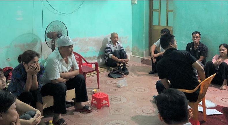 Các con bạc tại thời điểm bị cơ quan công an bắt quả tang.