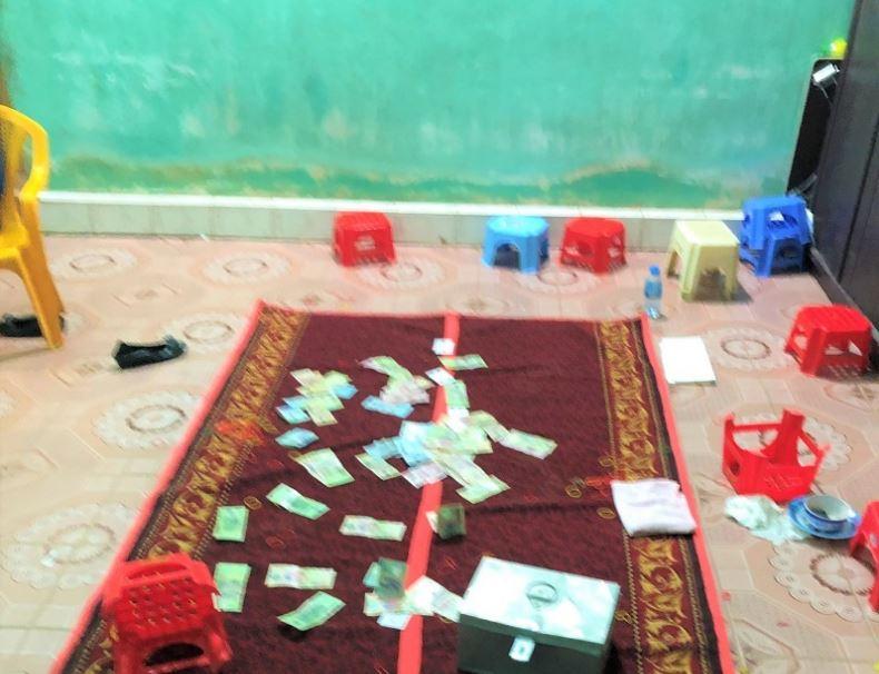 Hiện trường nơi các con bạc tổ chức xóc đĩa ăn tiền.