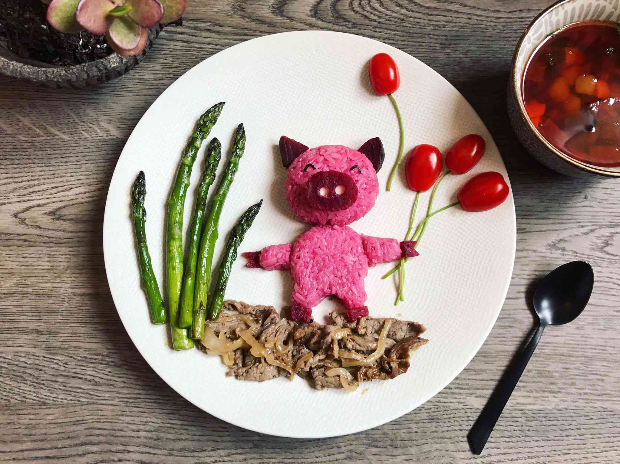 Để có tạo hình bữa ăn đa dạng, chị Phượng lấy ý tưởng từ trong sách truyện. 