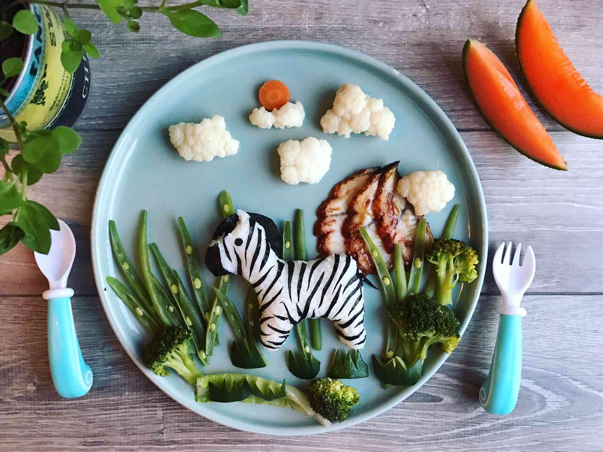 Màu sắc các đĩa cơm vô cùng sinh động. Mỗi đĩa cơm như 1 câu chuyện cổ tích hấp dẫn.