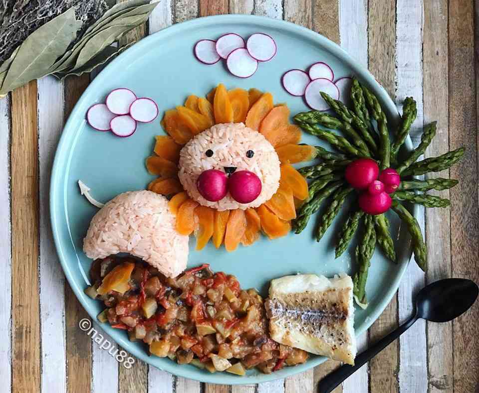 Bữa cơm với tạo hình chú sư tử của chị Quế Phượng khiến cậu con trai rất thích thú 