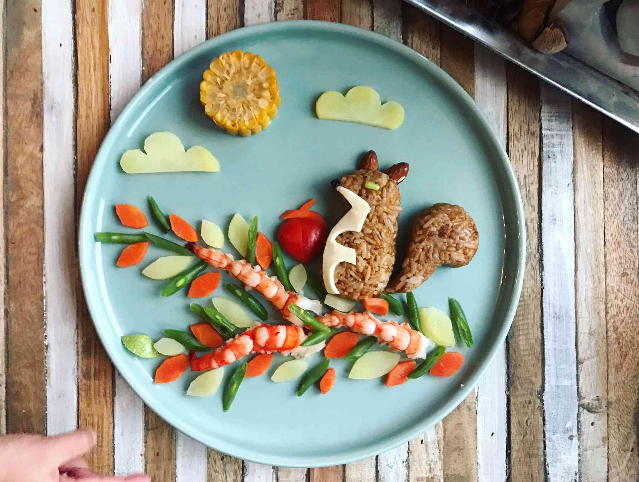 Mẹ sẽ chẳng lo việc con không thích ăn rau khi có một "đĩa cơm biến hình" như vậy phải không?