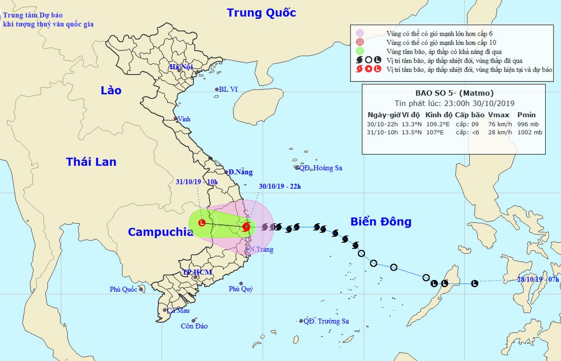 Bão số 5 Matmo đã đổ bộ đất liền, mưa to gió giật liên hồi, nhiều nơi cắt điện - 1