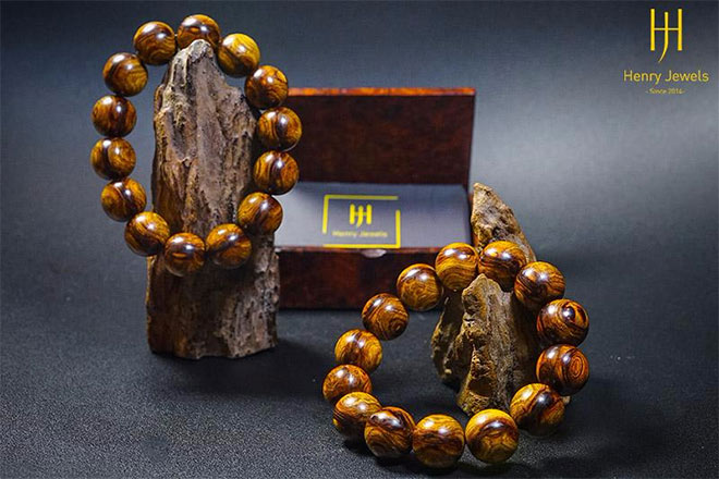 Henry Jewels đặt phôi gỗ nguyên bản bên cảnh sản phẩm để kiểm chứng chất liệu chuẩn