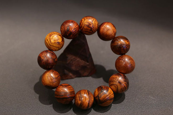 Vòng gỗ sưa đỏ với những đường vân quyến rũ tự nhiên