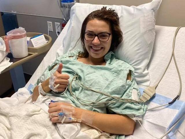 Bạn trẻ - Cuộc sống - Cô gái được phẫu thuật não nhưng vẫn tỉnh táo livestream trên Facebook