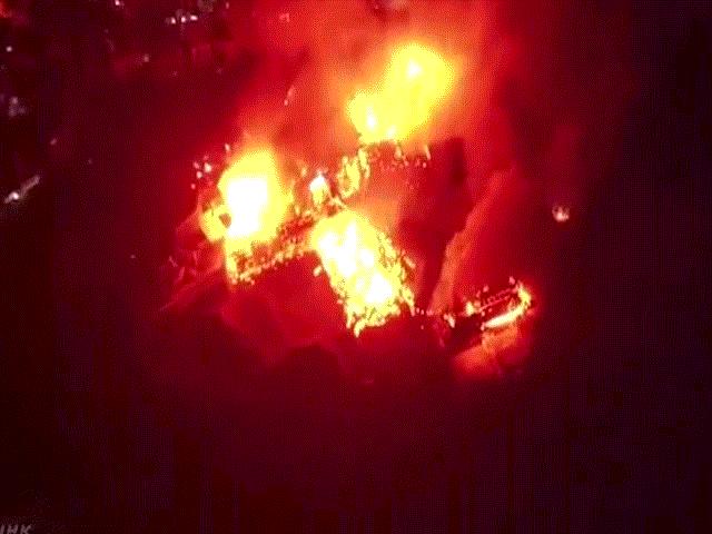 Thế giới - Video: Lâu đài 600 năm tuổi của Nhật Bản bị ngọn lửa "địa ngục" nuốt chửng