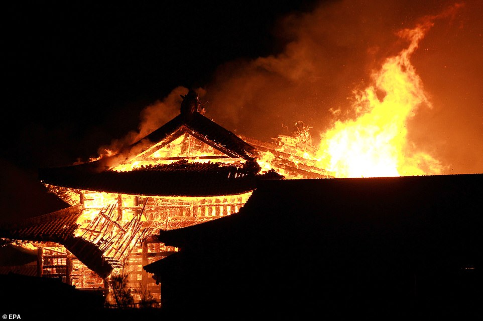 Ngọn lửa gây thiệt hại nặng cho tòa lâu đài 600 năm tuổi của Nhật.