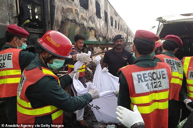 Pakistan: Tàu hỏa bốc cháy ngùn ngụt, ít nhất 70 người chết thảm - 3