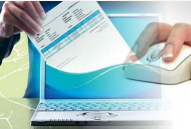 Các doanh nghiệp, tổ chức kinh tế, hộ, cá nhân kinh doanh phải đăng ký áp dụng hóa đơn điện tử từ tháng 11/2019. Ảnh minh họa PLO.