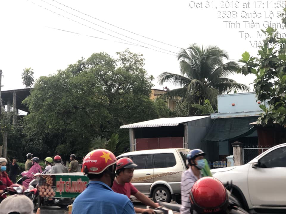 Người đàn ông đang cố thủ trên nóc nhà