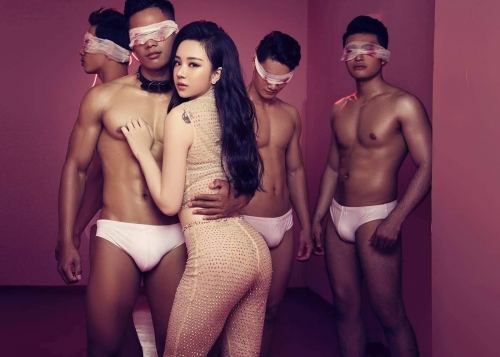 "Hot girl ngủ gật" gây tranh cãi vì uốn éo phản cảm trong sản phẩm 18+ nóng bỏng - 2