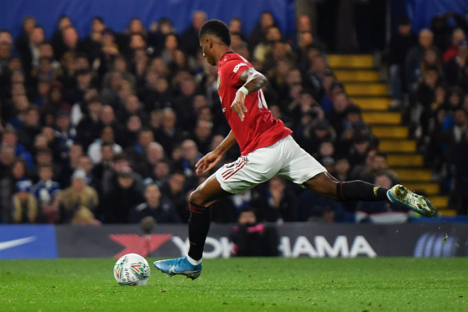 Rashford sút phạt thành bàn đẹp mắt tung lưới Chelsea giúp MU đi tiếp vào tứ kết cúp Liên đoàn Anh