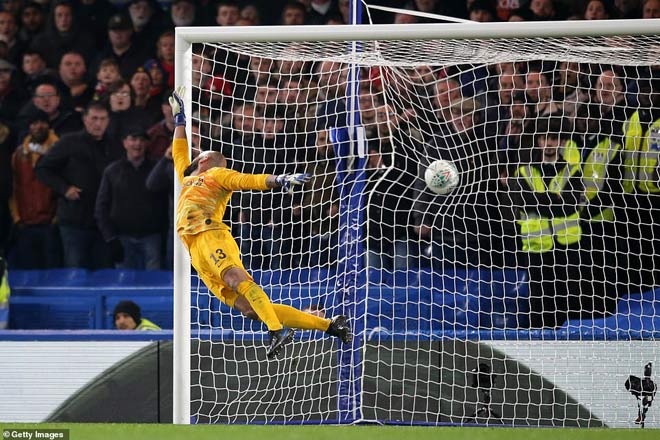 Động tác bay của thủ thành Chelsea chỉ tô điểm cho bàn thắng của Rashford