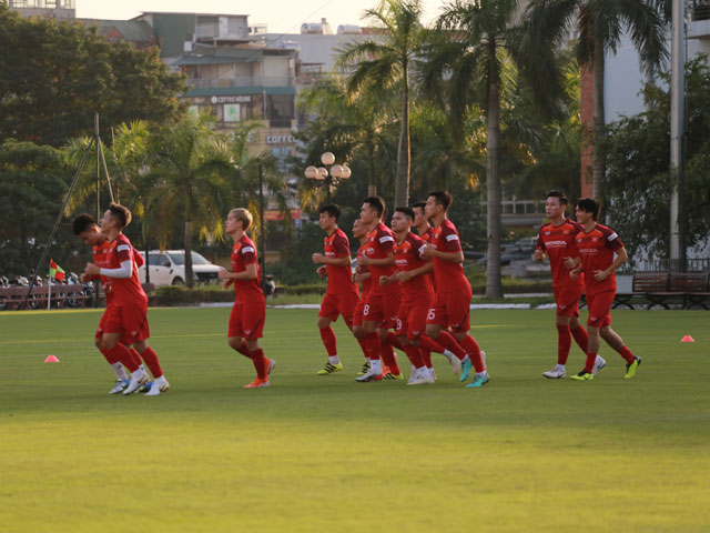 Bóng đá - ĐT Việt Nam tập đấu UAE, Thái Lan: Hứng khởi luyện công, chờ "tinh binh" tề tựu