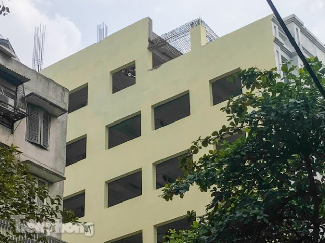 Kinh doanh - Lạ lùng công trình "khủng" đục thông gần 40 cửa sổ sang hộ liền kề