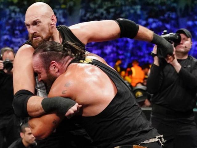 "Gã điên" Fury ngất lại tỉnh, đấm gục "Khổng lồ WWE" 175kg chấn động làng võ