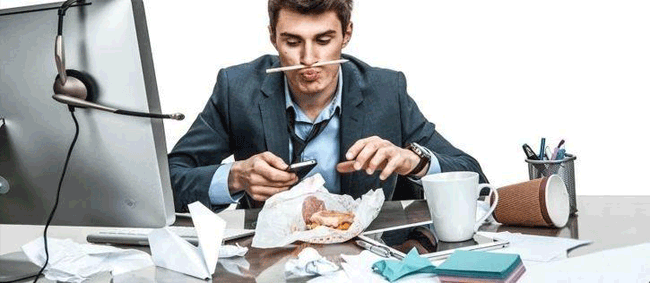 10. Ăn trưa tại bàn làm việc: Theo nghiên cứu được công bố trên Tạp chí Dinh dưỡng lâm sàng Hoa Kỳ, bạn sẽ cảm thấy hài lòng hơn và sẽ kiềm chế cơn cám dỗ thèm ăn vào buổi chiều nếu bạn chú ý đến bữa ăn của mình. Những người tham gia nghiên cứu ăn bữa trưa mà không mất tập trung cảm thấy no hơn 30 phút sau khi ăn, và ăn ít hơn khi họ ăn nhẹ sau đó, so với những người vừa lướt điện thoại hoặc máy tính khi ăn.
