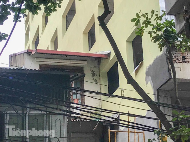 Lạ lùng công trình "khủng" đục thông gần 40 cửa sổ sang hộ liền kề - 3