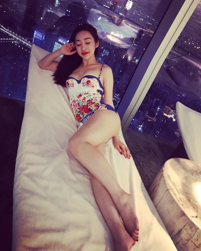 Là một nữ doanh nhân 8X, Lý Thùy Chang có mối quan hệ thân thiết với nhiều ngôi sao trong làng giải trí Việt như &#34;nữ hoàng nội y&#34;, thường mời nhiều người đẹp như Hoa hậu Đền Hùng Giáng My, Hoa hậu Đỗ Mỹ Linh... đến những sự kiện tự tổ chức.