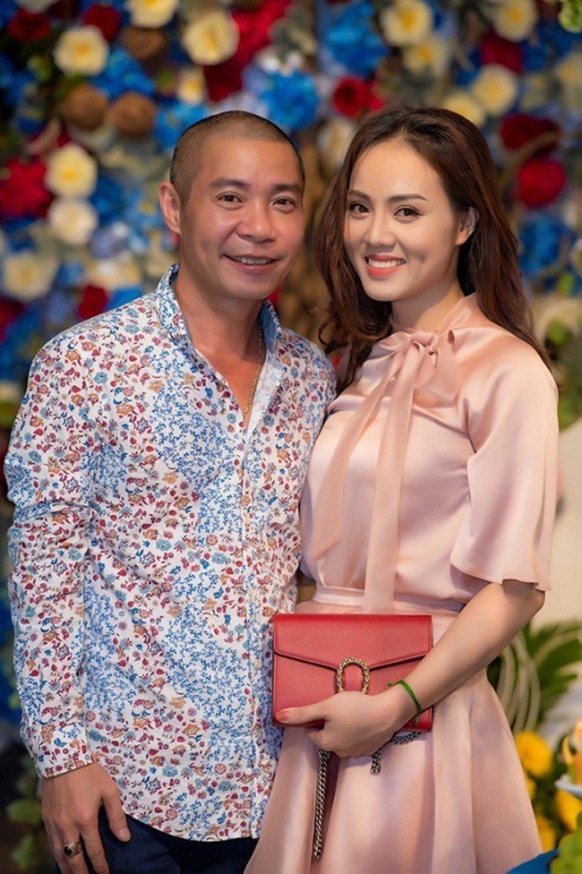 Trước Chi Bảo, NSND Công Lý cũng công khai chuyện tình cảm vào năm 2016 với nữ phóng viên xinh đẹp kém anh 15 tuổi. Bạn gái nam diễn viên 7X tên Ngọc Hà, hiện đang công tác tại một tờ báo điện tử ở Hà Nội.