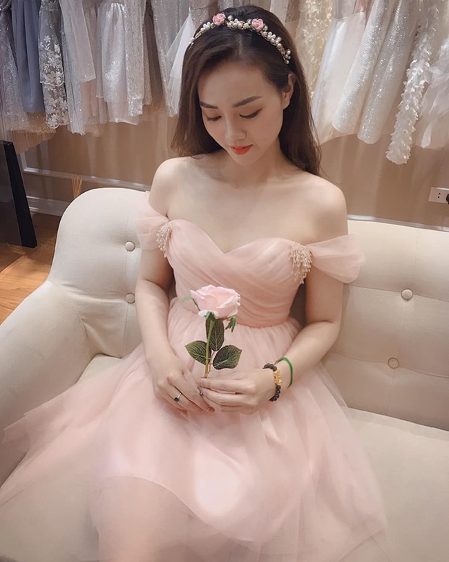 Từ khi công khai mối quan hệ, cả hai luôn được công chúng ủng hộ và chờ đợi 1 đám cưới trong tương lai. Ngoài nhan sắc xinh đẹp, Ngọc Hà còn được lòng khán giả bởi cách giữ mối quan hệ tốt với các con riêng cũng như vợ cũ Công Lý.