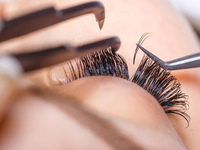 Làm đẹp - Không tẩy trang, nối mi...: Nguyên nhân "nuôi" bọ ve trên mắt