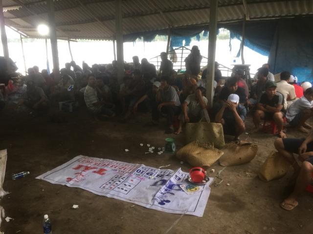 Pháp luật - Cảnh sát bất ngờ "đánh úp", hàng trăm con bạc phi xuống ruộng tháo chạy tán loạn