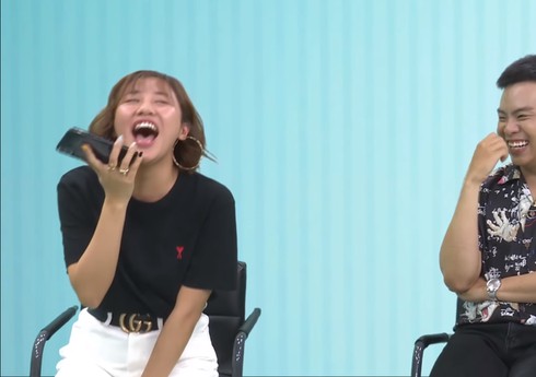 Không nhịn được vì "lừa" anh thành công, Văn Mai Hương bật cười lớn