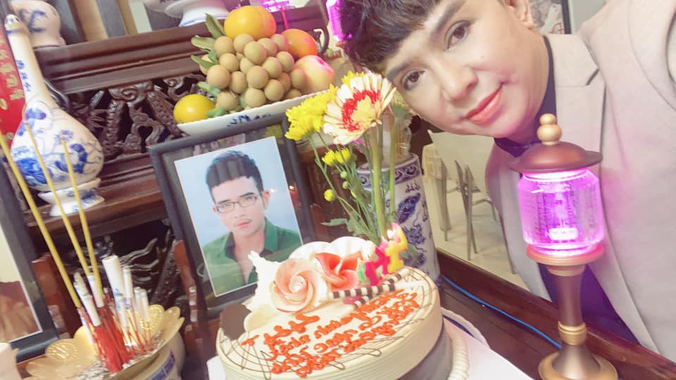 Long Nhật selfie bên di ảnh và bánh kem chúc mừng sinh nhật bạn.