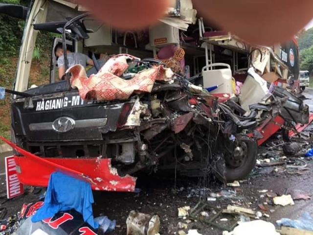 Tin tức trong ngày - Kinh hoàng hình ảnh đầu xe khách bị vò nát sau tai nạn trên quốc lộ