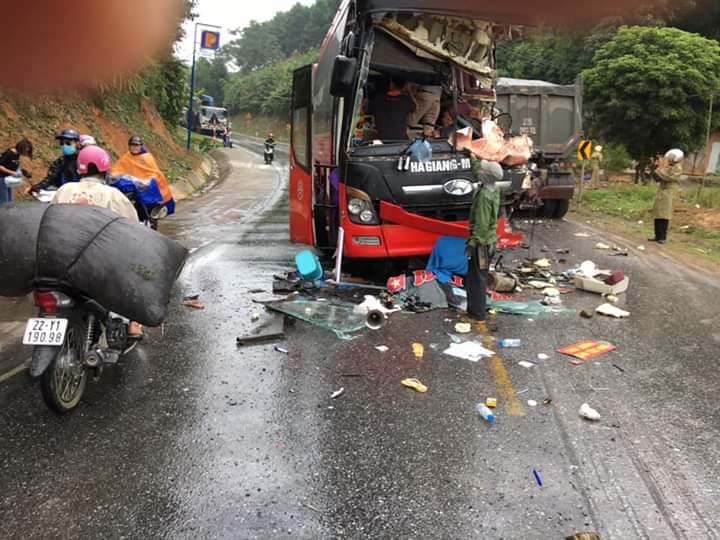 Một phần bên hông xe cũng bị xé toang. Ảnh. N.T