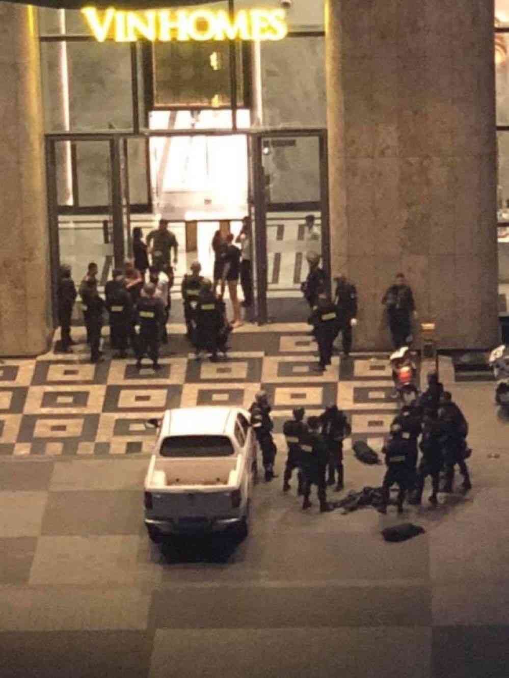 Lực lượng cảnh sát thời điểm khống chế đối tượng tại toà nhà Land Mark 81 (ảnh CTV)