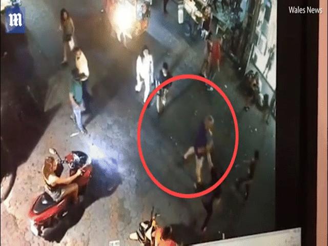 Thế giới - Thái Lan: Cựu binh Anh bị bảo vệ quán bar hạ "knock-out" bởi một cú đấm