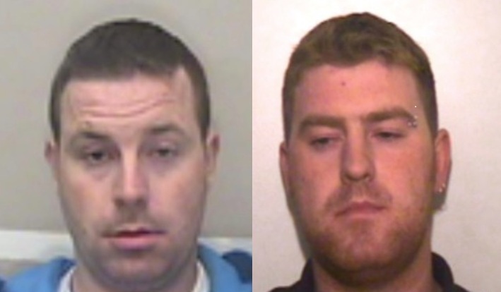 Chris Hughes (trái) và Ronan Hughes (phải) đang bị cảnh sát Anh truy lùng.
