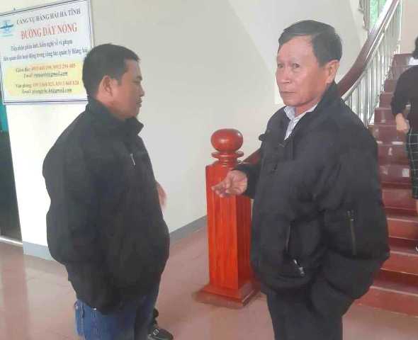 Người nhà thuyền viên Nguyễn Thanh Định lo lắng vì người thân mất tích.