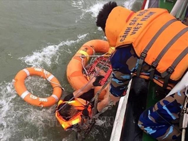 Tin tức trong ngày - Nóng 24h qua: Kỳ tích cứu sống 12 thuyền viên sau 7 giờ vật lộn với mưa bão