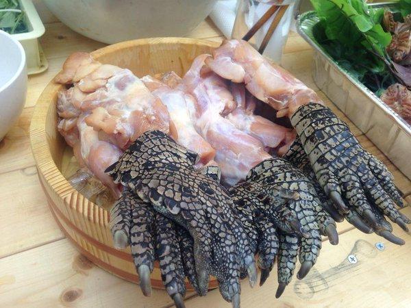 Kinh dị món súp chân cá sấu của quốc đảo Singapore không dành cho người “yếu tim” - 1