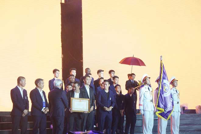 Lễ vinh danh CLB Hà Nội: Tôn vinh trong mưa, nhận huân chương lao động - 1
