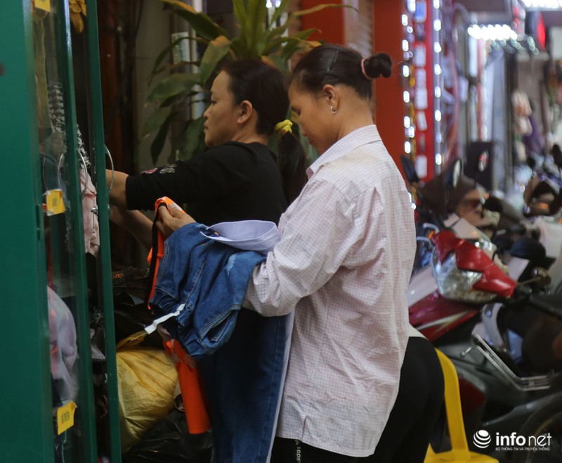 Hà Nội: Ấm lòng với những tủ quần áo &#34;trao gửi yêu thương&#34; khi gió mùa về - 10