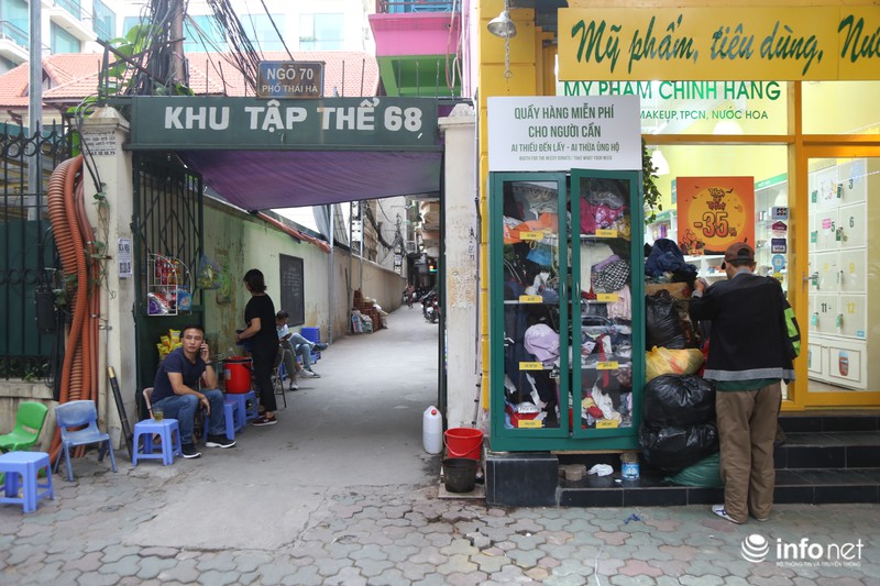 Với những tủ đồ miễn phí này, người Hà Nội cảm thấy ấm áp hơn khi mùa đông đã về nơi... đầu ngõ.