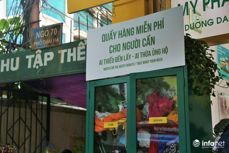Với hi vọng giúp đỡ những người nghèo, người lang thang tại TP.Hà Nội, nhiều cá nhân đã đặt những tủ đồ quần áo từ thiện gần khu vực bệnh viện hay các con đường lớn tại Hà Nội.