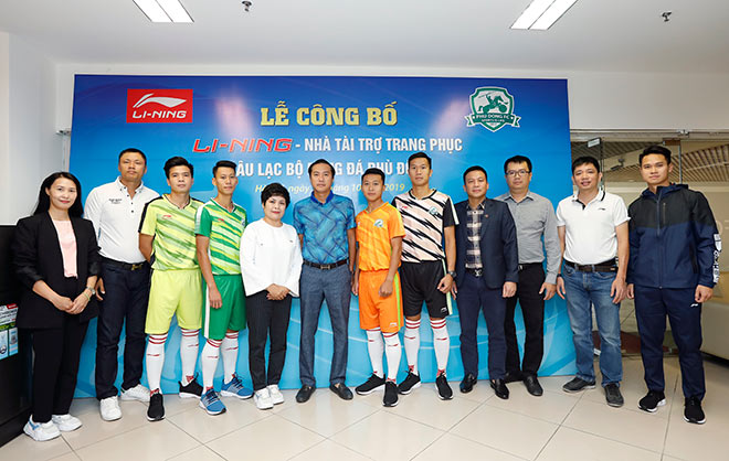 Đại diện Li-Ning và Phù Đổng FC tại lễ công bố tài trợ