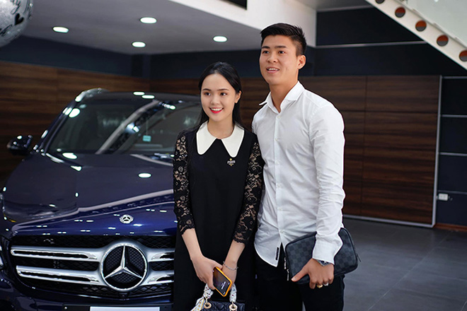 Trung vệ Duy Mạnh đội tuyển Việt Nam tậu xe Mercedes-Benz GLC 300 cùng bạn gái - 3